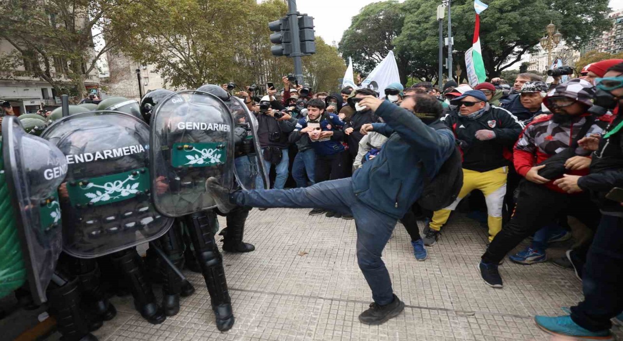 Arjantinde emeklilerden maaş protestosu: Çok sayıda kişi yaralandı