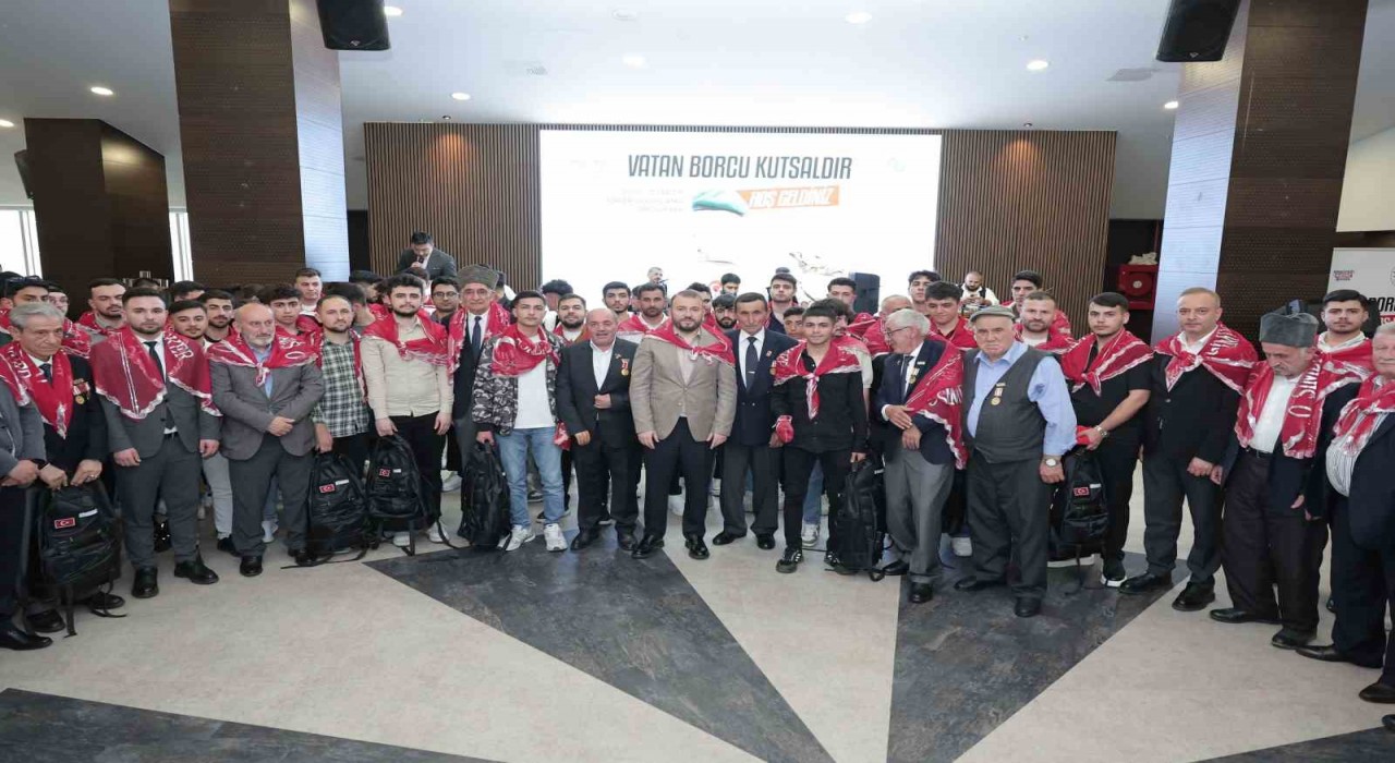Arnavutköyde askere gidecek gençlere kınalı uğurlama
