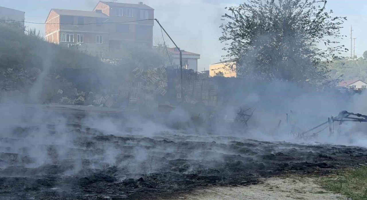 Arnavutköyde fabrika bahçesinde korkutan yangın