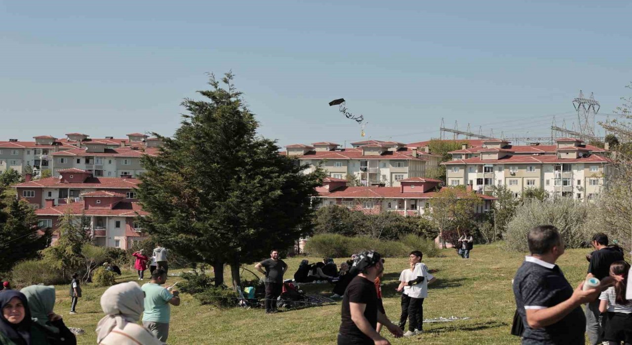 Arnavutköy’de Gökyüzü Uçurtmalarla Renklendi