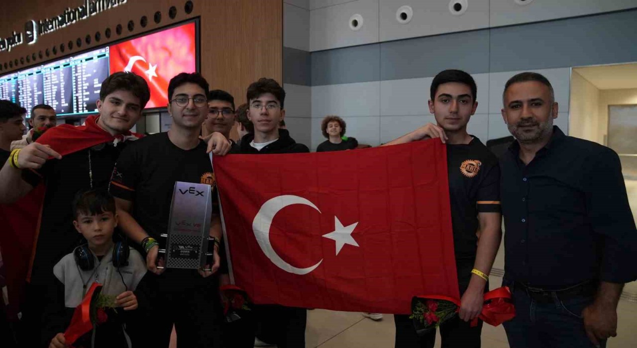 Arnavutköylü öğrenciler ABDden dünya şampiyonası ödülüyle döndü