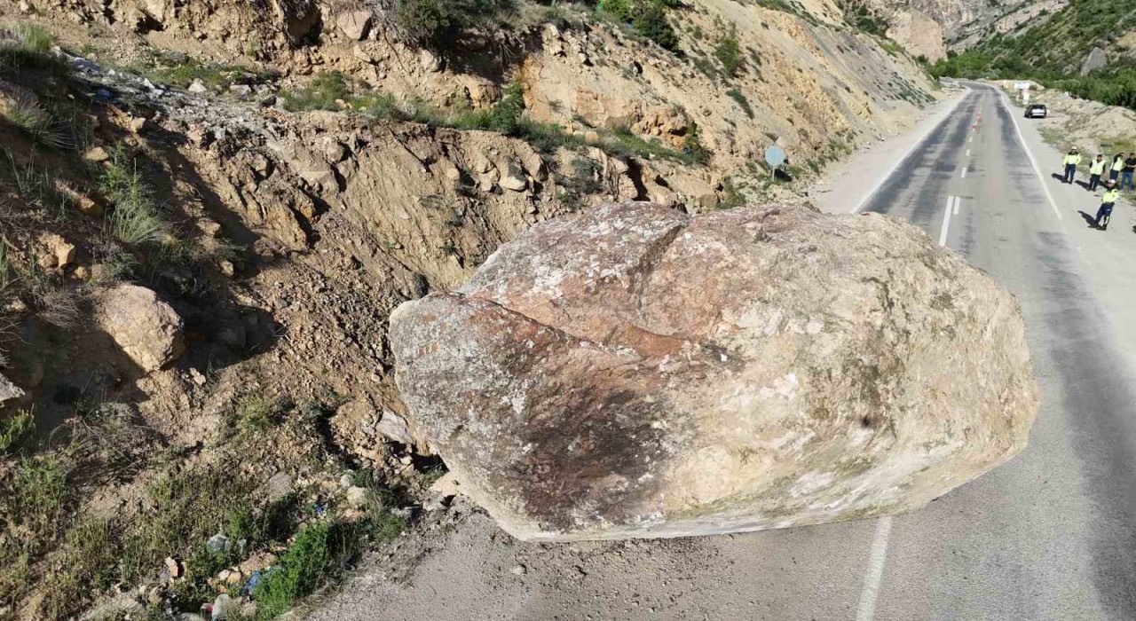 Artvinin Ardanuç ilçesinde dev kaya yola düştü