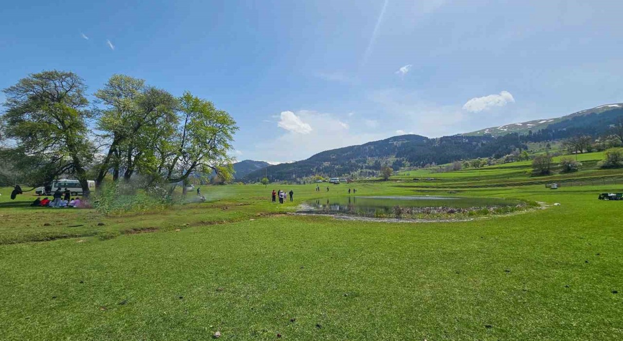 Artvinin Ardanuç ilçesindeki Tosunlu Gölü doğaseverlerin ilgi odağı oldu