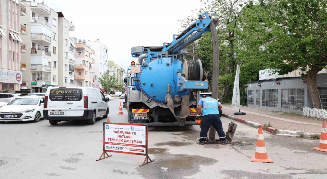 ASATın ana arter ve bulvarlarda yağmur suyu hattı temizliği sürüyor