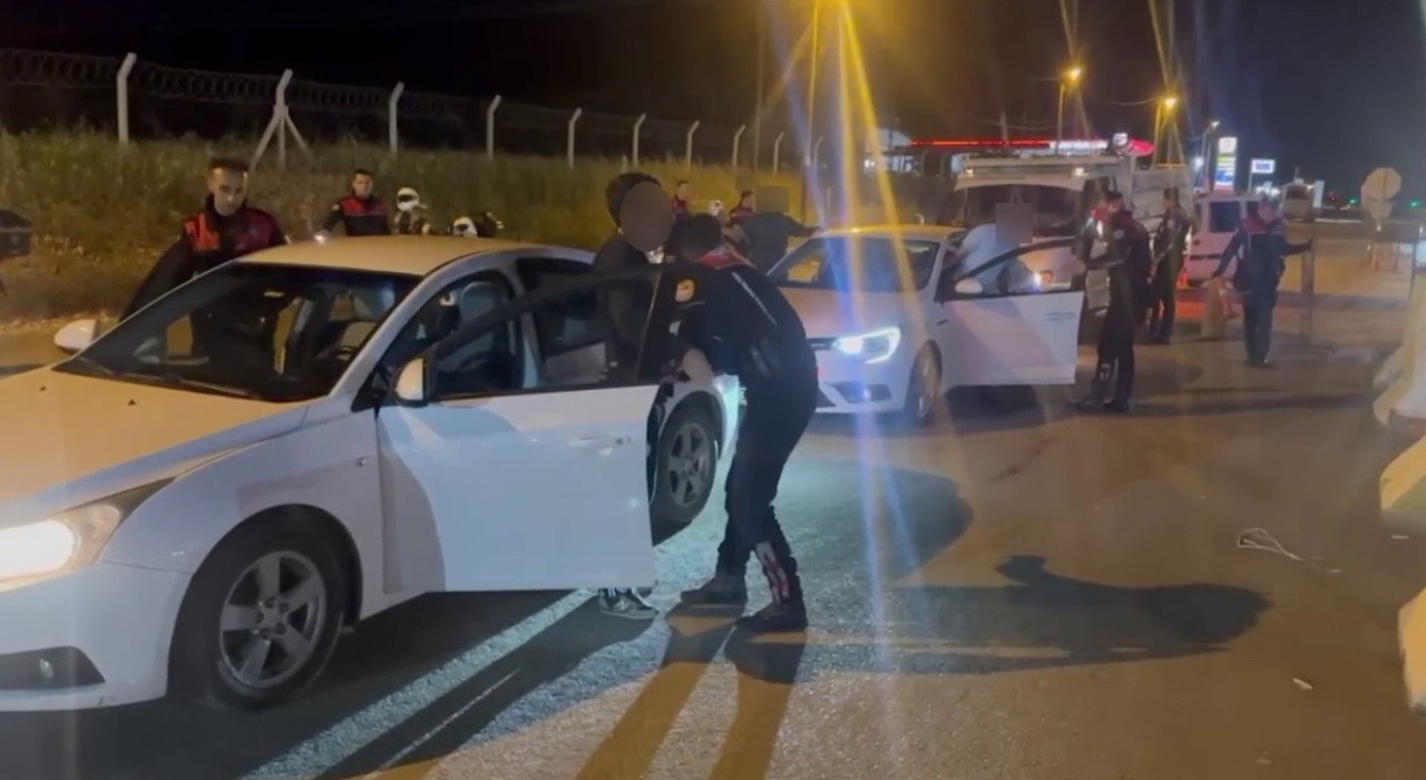 Asayiş uygulamasında ruhsatsız 4 tabanca ele geçirildi