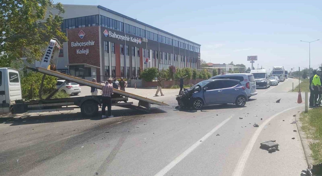 Askeri araçla otomobil çarpıştı: 3ü askeri personel 4 kişi yaralandı