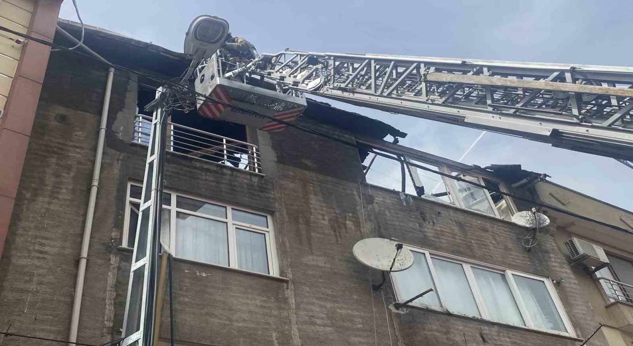Ataşehirde bir binanın çatı katı yanarak alevlere teslim oldu