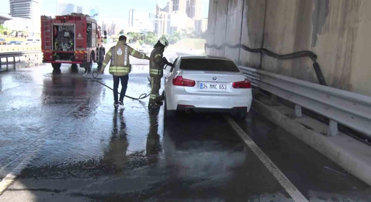 Ataşehirde lüks otomobil alev alev yandı
