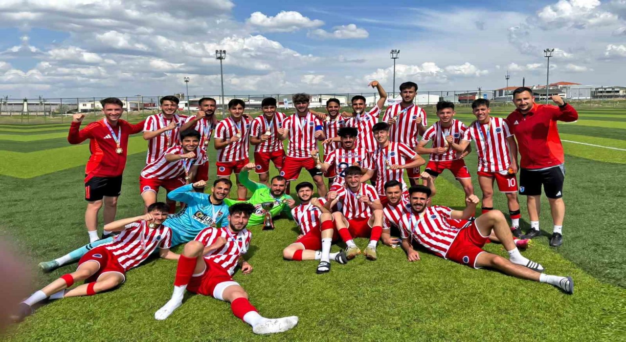 Atatürk Üniversitesi futbol takımı şampiyon olarak Süper Lige yükseldi