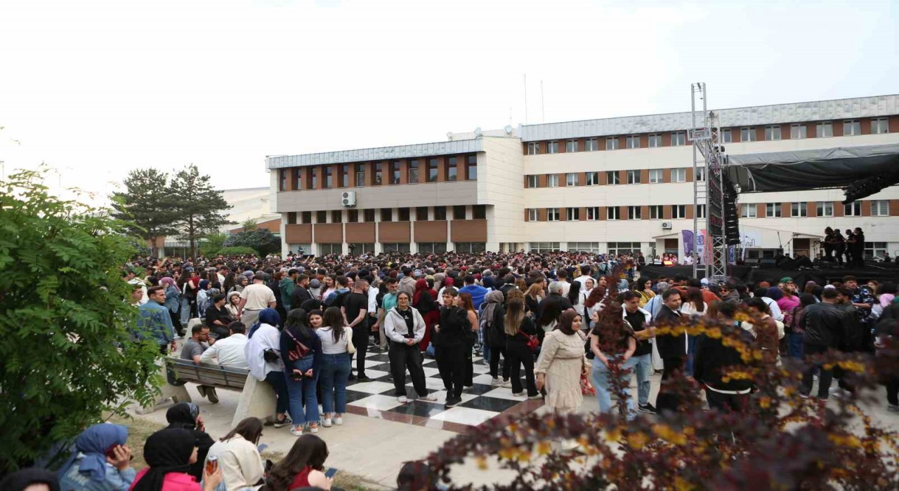 Atatürk Üniversitesinde bahar şenliği büyük bir coşkuyla tamamlandı