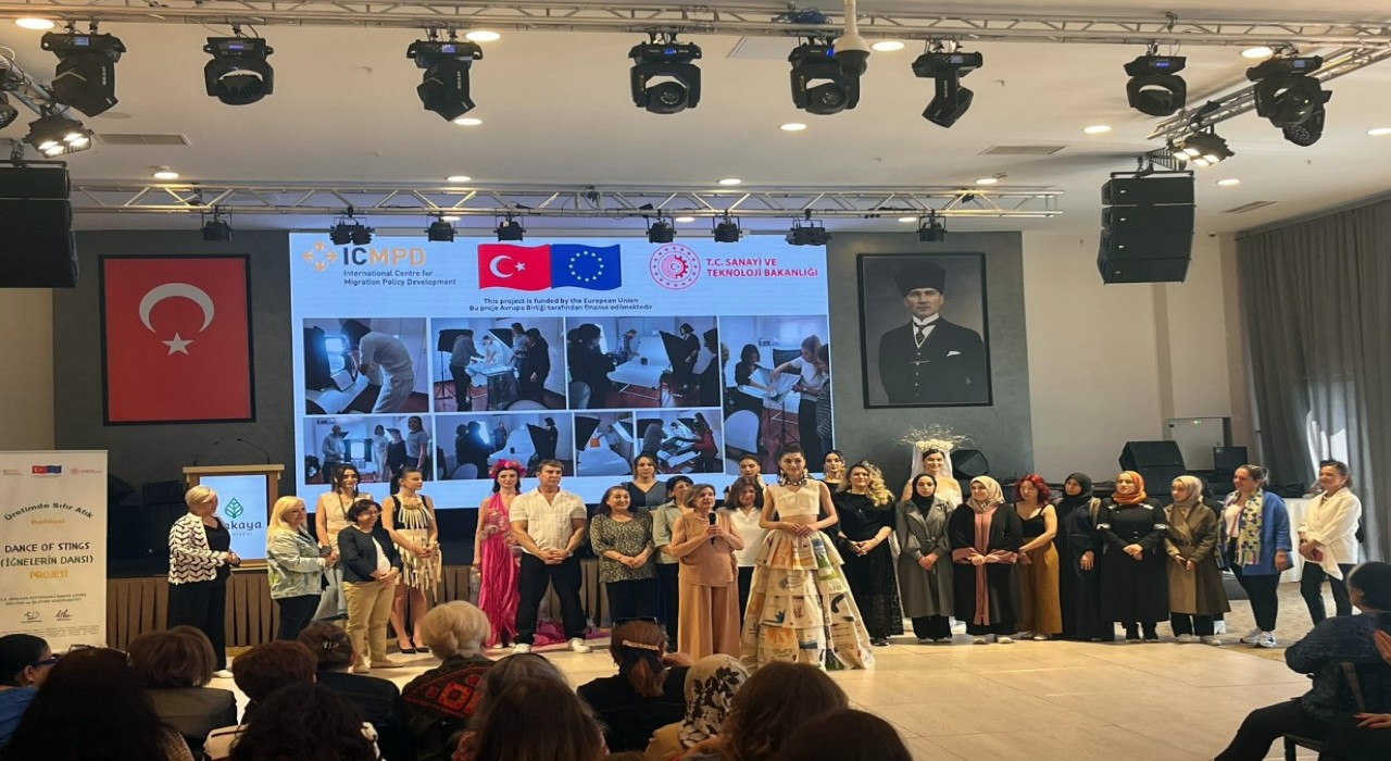 Atıklar takı, elbise olup defilede sergilendi