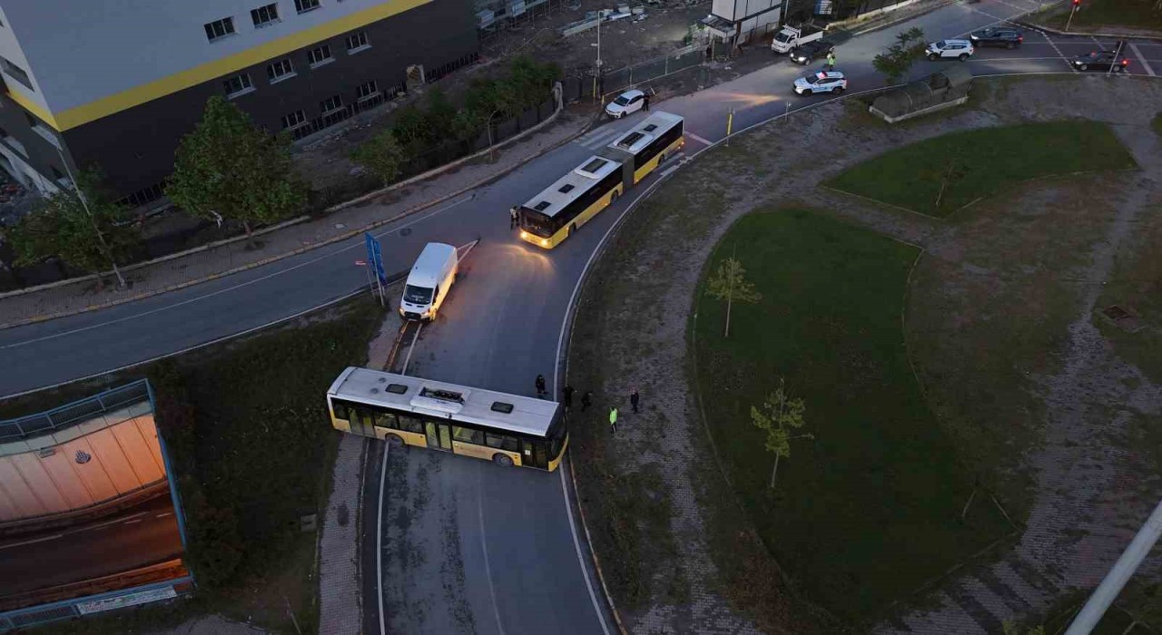 Avcılarda freni patlayan İETT otobüsü bir başka otobüse çarptı, yol trafiğe kapandı