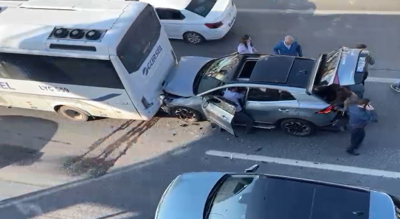 Avcılarda kontrolden çıkan araç otobüse çarptı