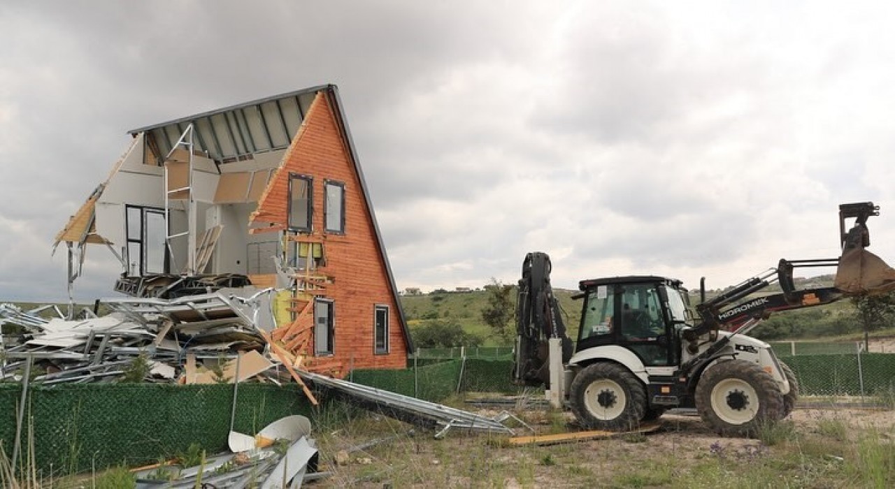 Ayaşta kaçak yapılar yıkılıyor