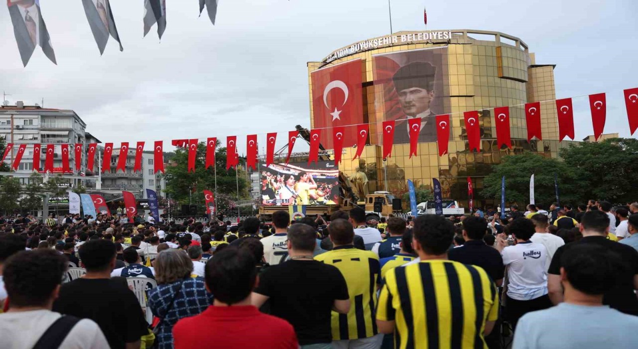 Aydın Büyükşehirin kurduğu dev ekranda izlediler, şampiyonluğu kutladılar
