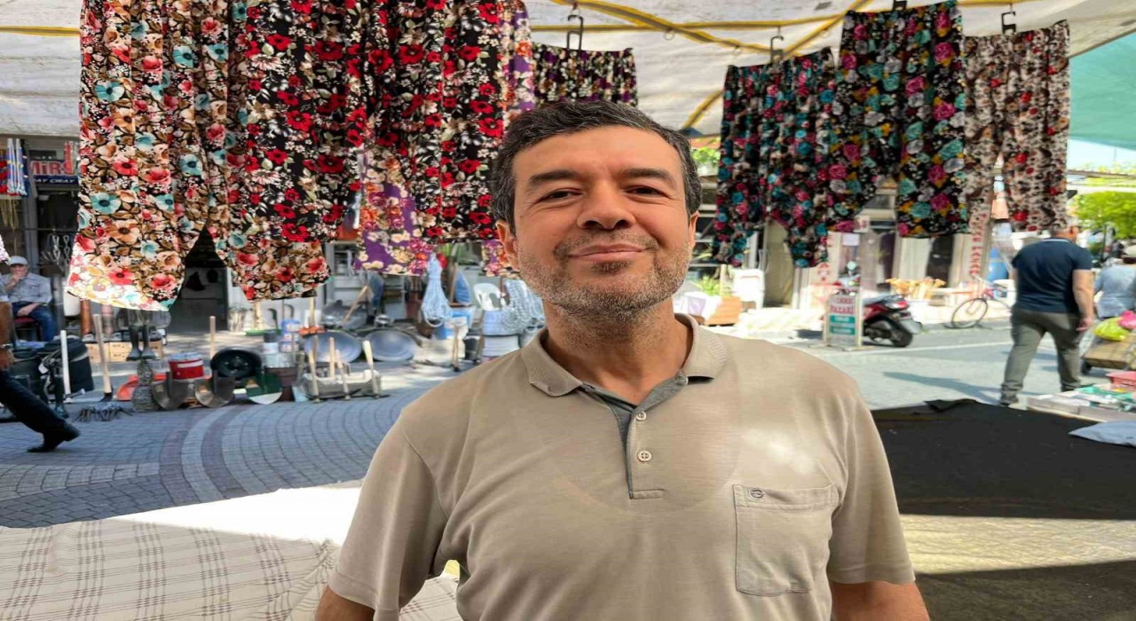 Aydında oğul çıkaran arı kolonisi pazar tezgahına kondu