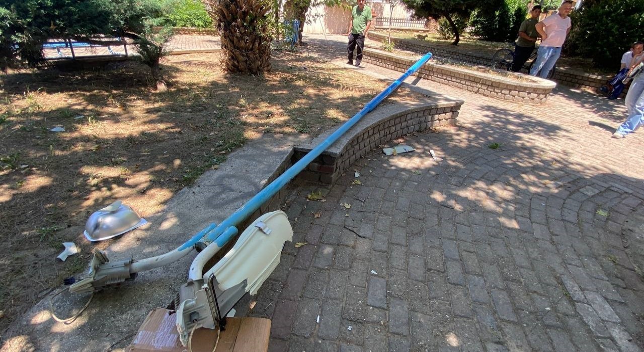 Aydında parkta oturan şahıslar ölümden döndü: 2 yaralı