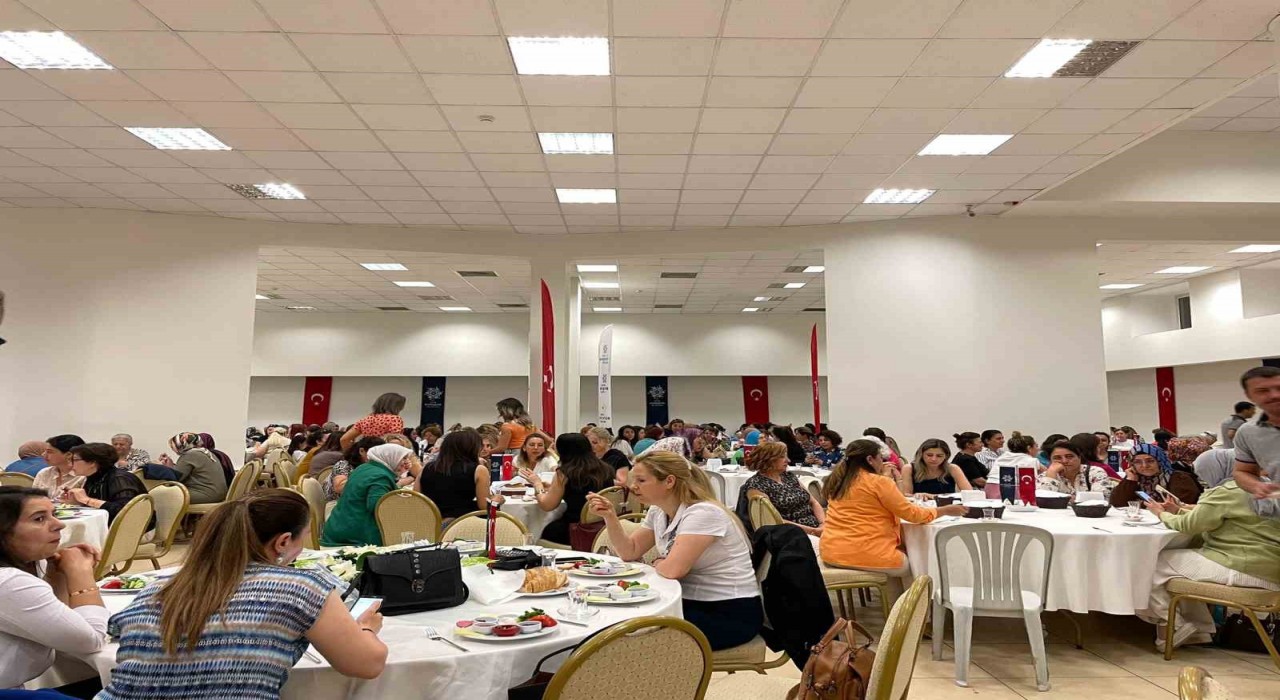 Aydınlılar Anneler Gününü Büyükşehir Belediyesi ile birlikte kutladı