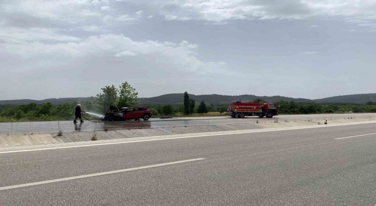 Ayvacıkta seyir halindeki otomobil yandı