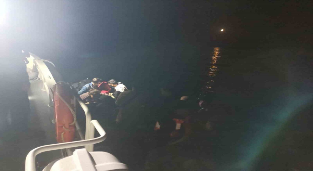 Ayvalıkta 13ü çocuk 43 düzensiz göçmen ve yasa dışı yollarla ülkeyi terk etmeye çalışan 2 Türk vatandaşı yakalandı