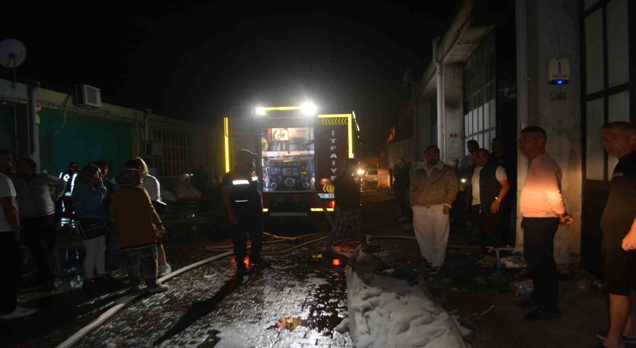 Ayvalıkta gözlük fabrikası alev alev yandı