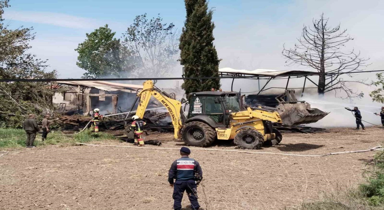 Ayvalıkta kereste deposunda çıkan yangın güçlükle söndürüldü