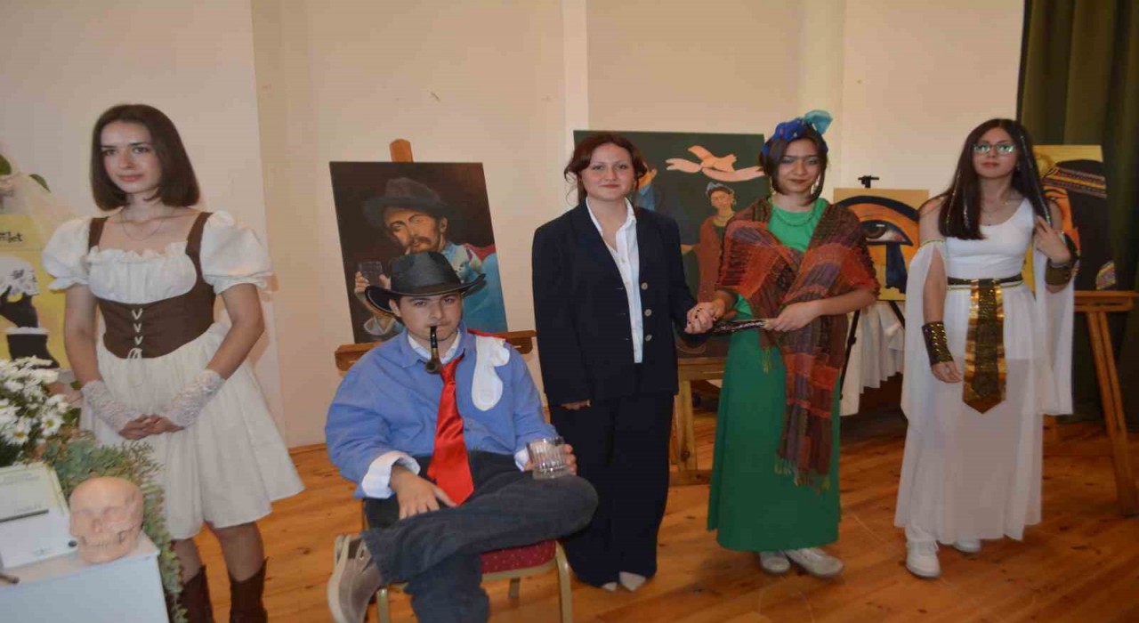 Ayvalıkta kostümlü sergi