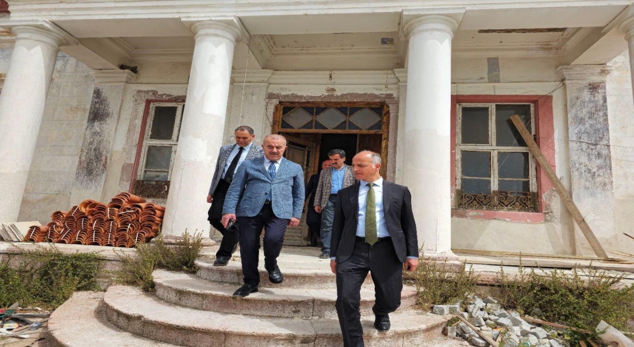 Ayvalıkta Tarihi Kız Meslek Lisesinin restorasyonu sürüyor