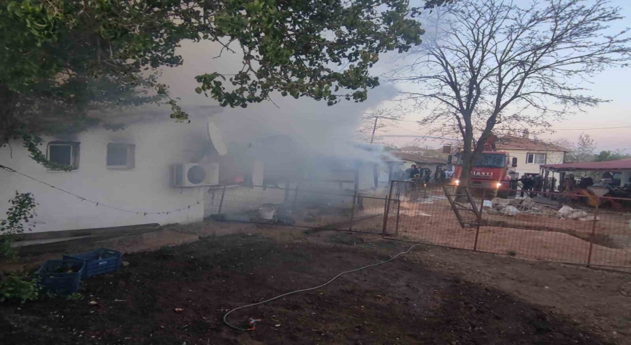 Babaeskide köy evinde yangın