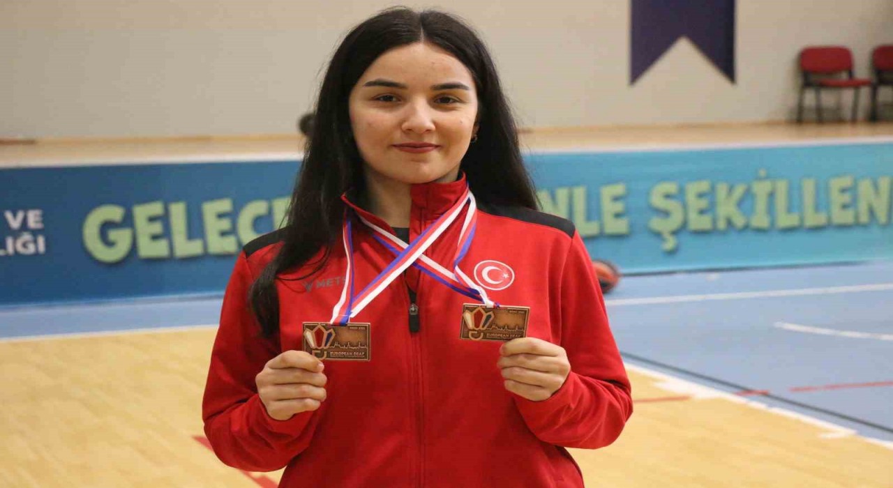 Badmintonda Avrupa 3.sü olan Halenur Küçüksevgilinin hedefi olimpiyatlar