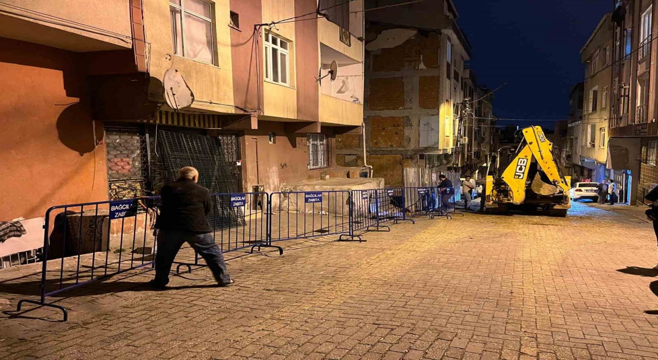 Bağcılarda inşaatın temel kazma işlemi sırasında hasar gören 5 katlı bina mühürlendi