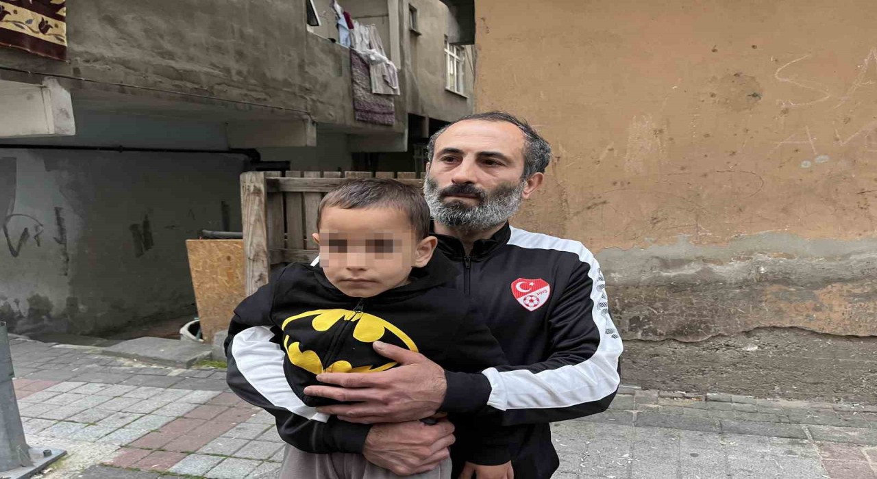 Bağcılarda otomobil çarptığı çocuk yaralandı: O anlar kamerada