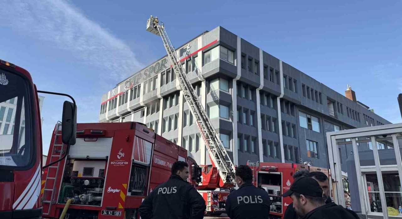 Bağcılarda tekstil fabrikasında çıkan yangın korkuttu
