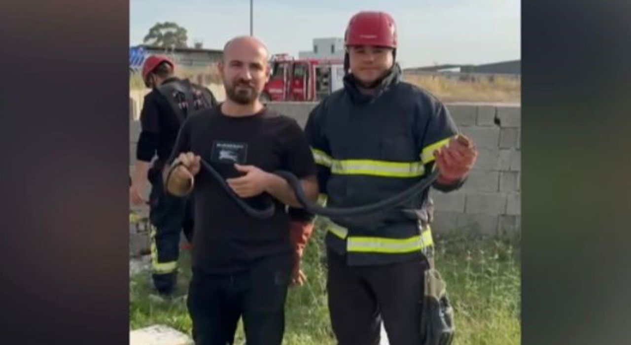 Bahçeye Giren Yılanı İtfaiyeci Yakaladı, Vatandaşlar Hatıra Fotoğrafı Çektirdi