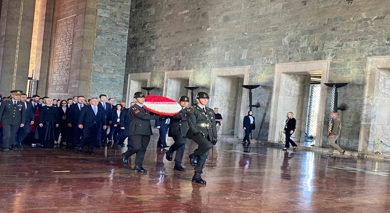 Bakan Baktan gençler ve sporcularla Anıtkabire ziyaret