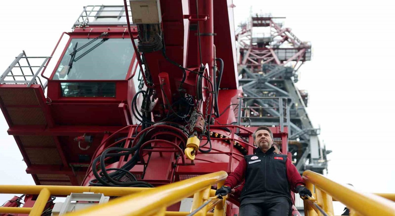 Bakan Bayraktar, Abdülhamid Han sondaj gemisini ziyaret etti