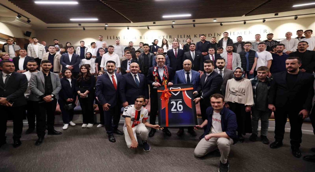 Bakan Bayraktar, Anadolu Üniversitesinde gençlerle buluştu