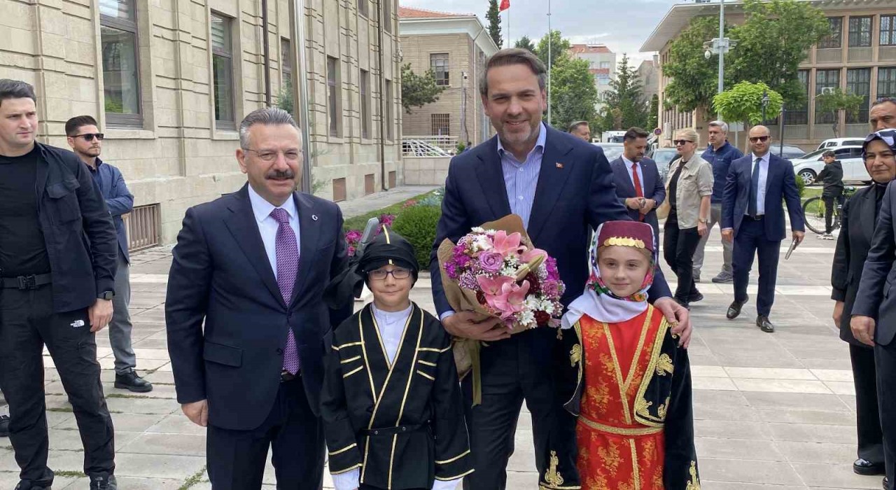 Bakan Bayraktar, Eskişehir Valiliğini ziyaret etti