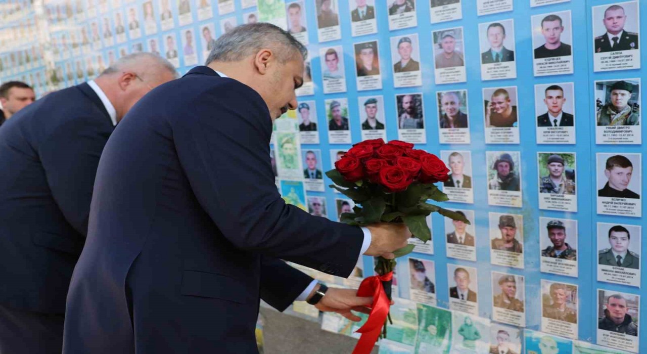 Bakan Fidan Kievde Anma Duvarına çiçek bıraktı