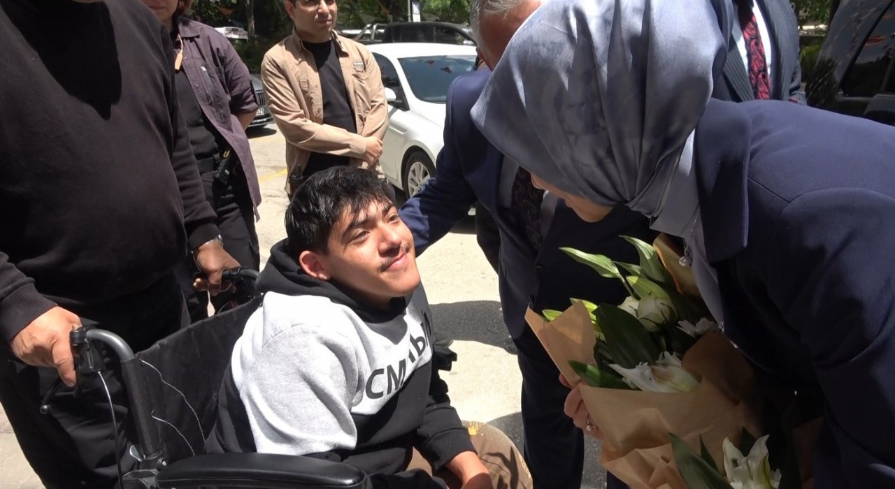 Bakan Mahinur Özdemir Göktaştan, özel gereksinimli Abdullaha yakın ilgi
