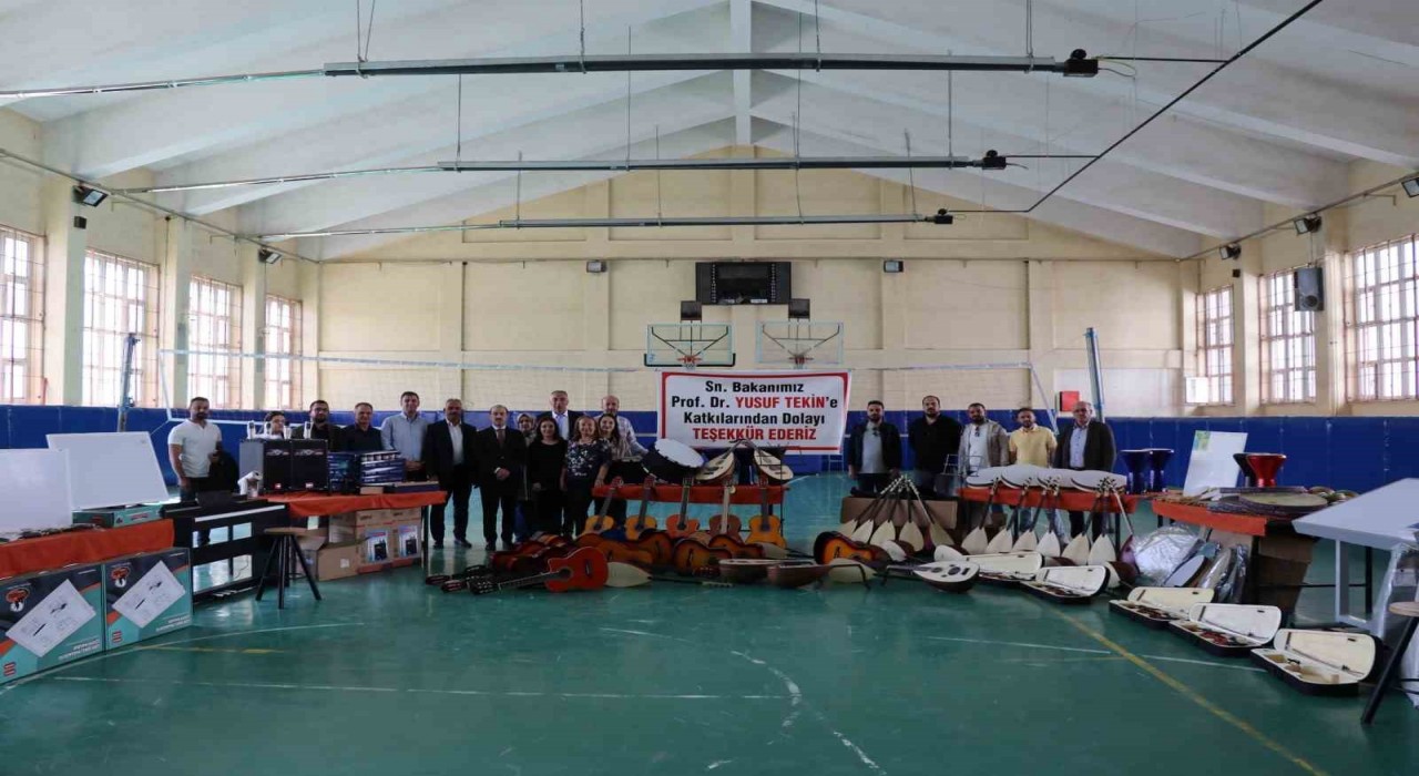 Bakan Tekinden Oltudaki okullara malzeme desteği