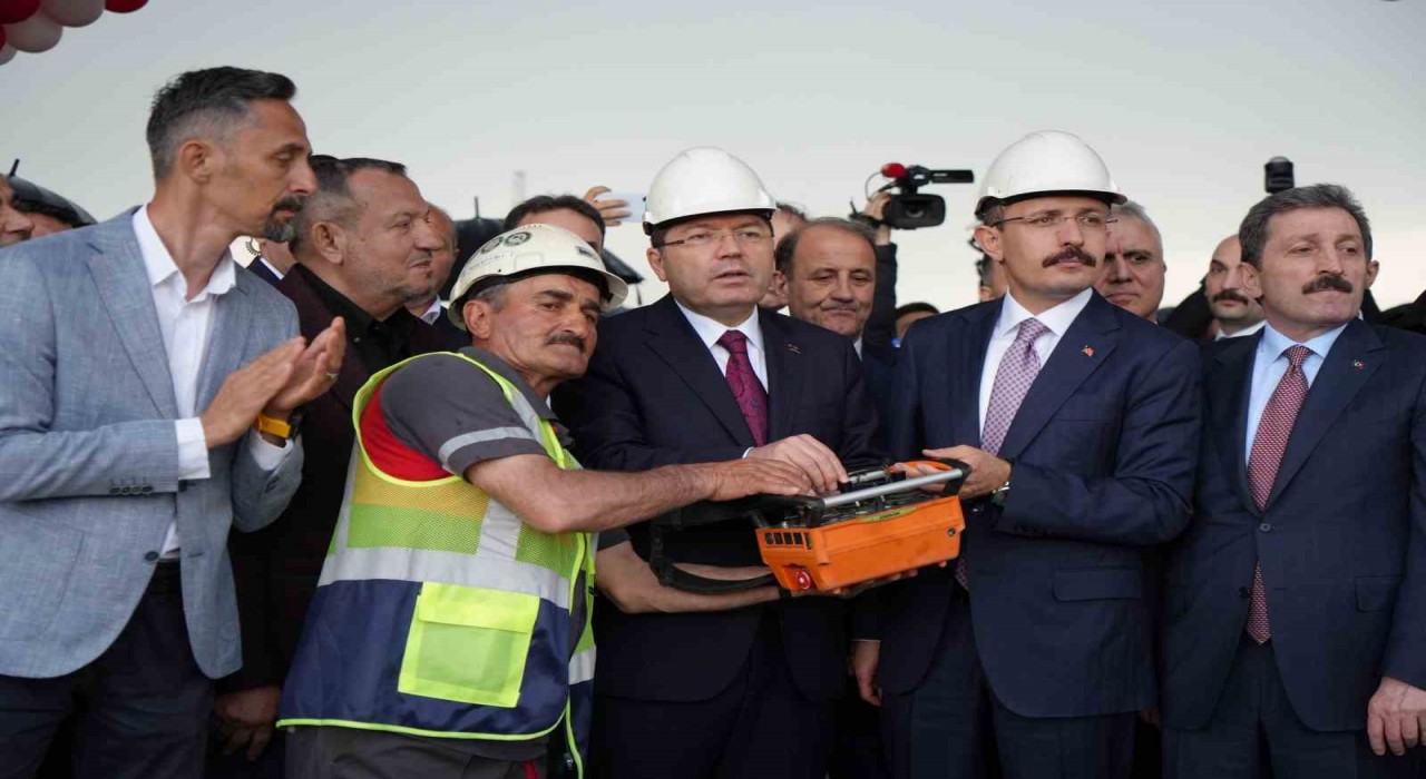 Bakan Tunç: Yapay zekayla işimizi daha da kolaylaştıracak projeleri önümüzdeki günlerde milletimizle paylaşacağız