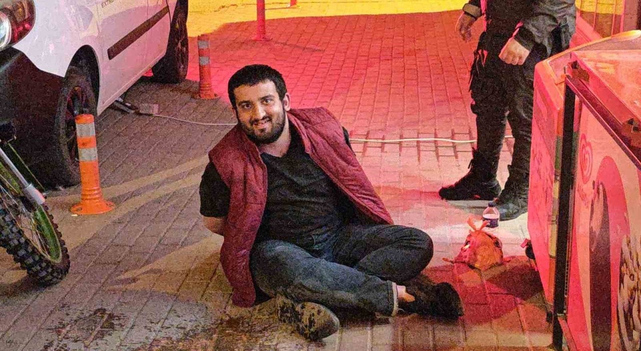 Bakkalı kundaklamaya çalıştı, polisler yakaladı