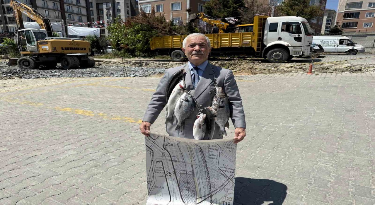 Balıkçı Kenan, boynuna astığı balıklarla İmamoğlu ve Özeli protesto etti