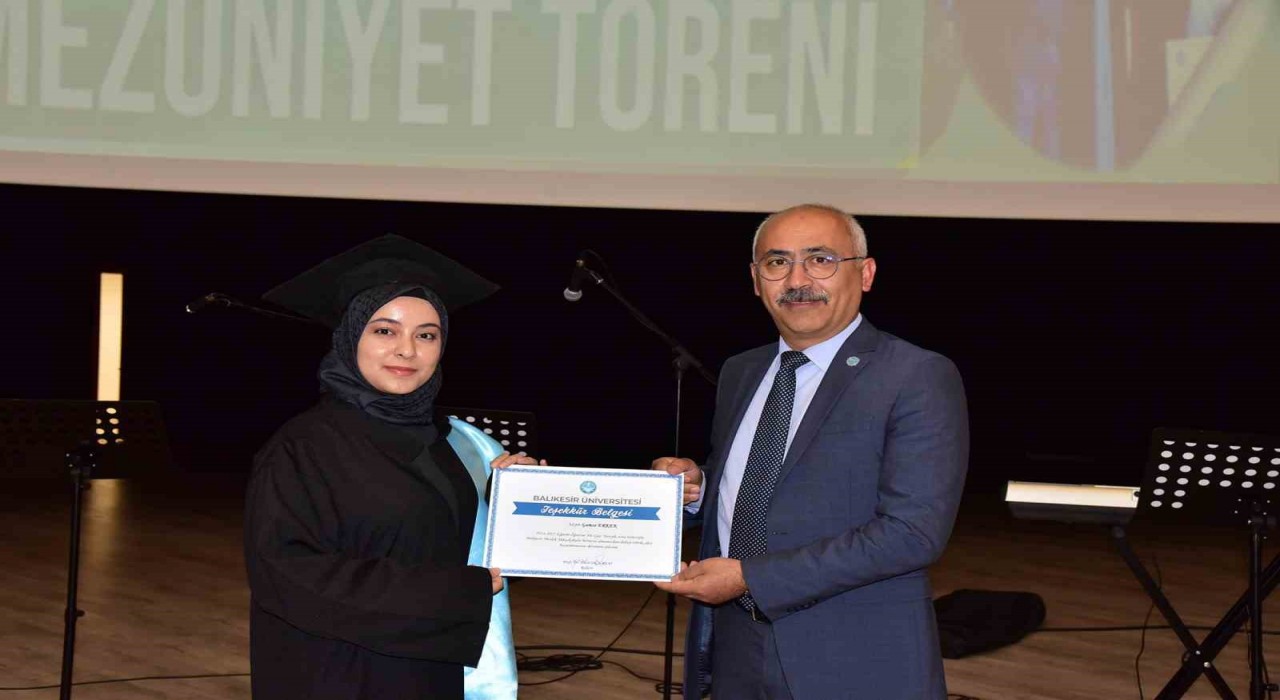 Balıkesir MYOda mezuniyet sevinci