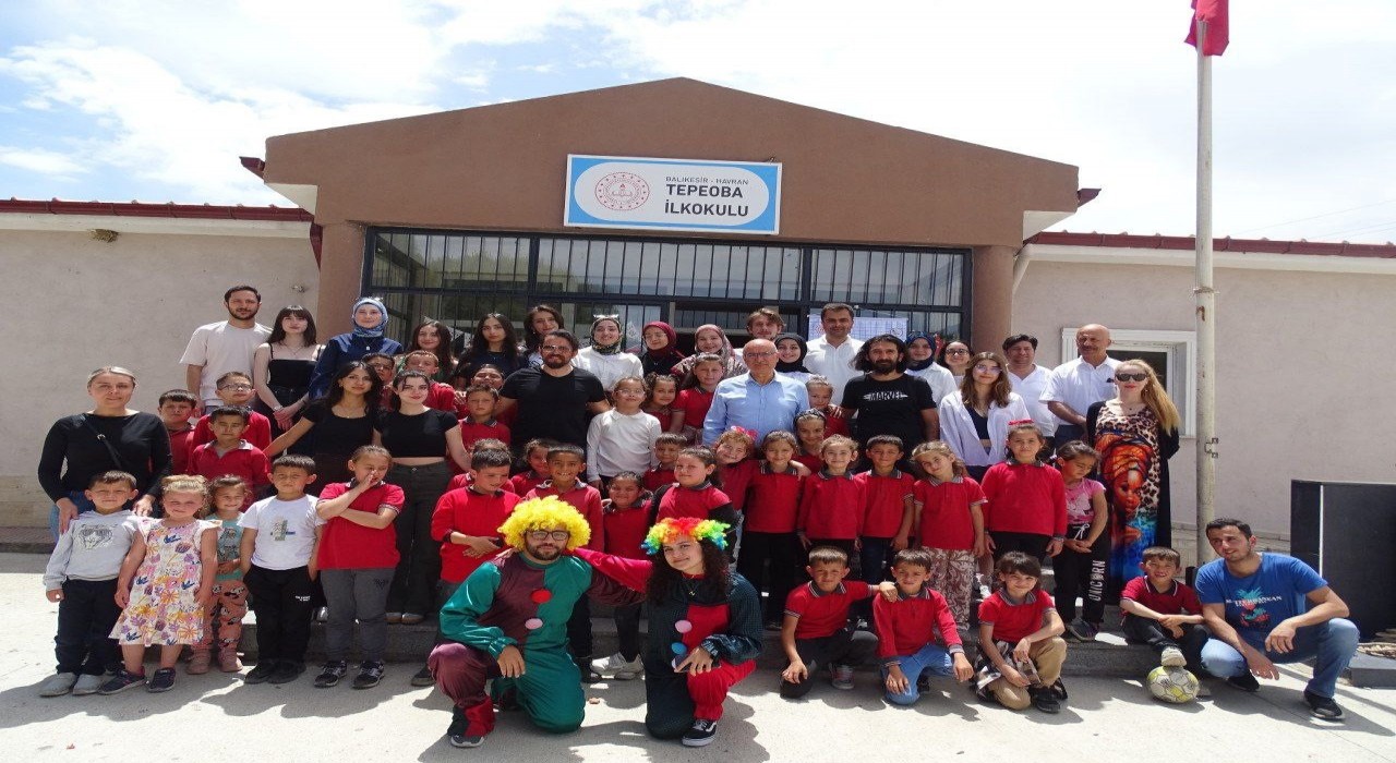 Balıkesir Üniversitesi öğrencilerinden köy okuluna anlamlı dokunuş
