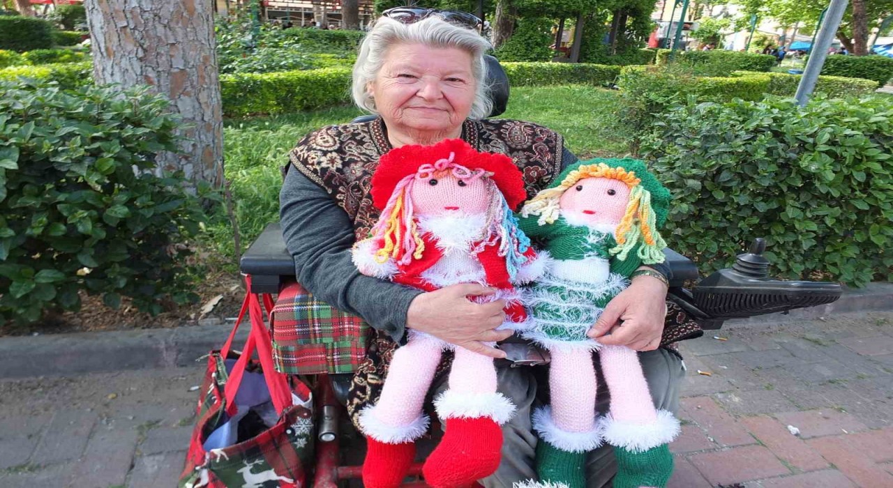 Balıkesirde bedensel engelli Müfide hanım evinde üretiyor, parkta satıyor