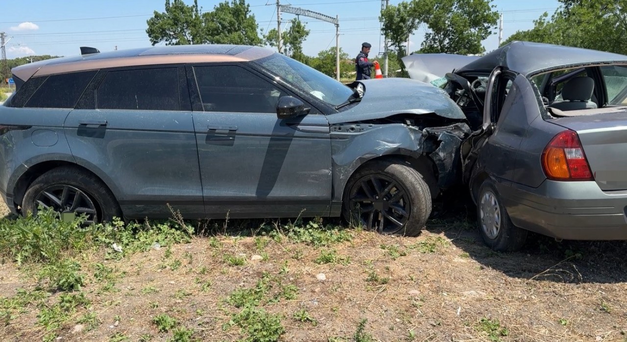 Balıkesirde cip ile otomobil çarpıştı: 1 ölü, 2 yaralı