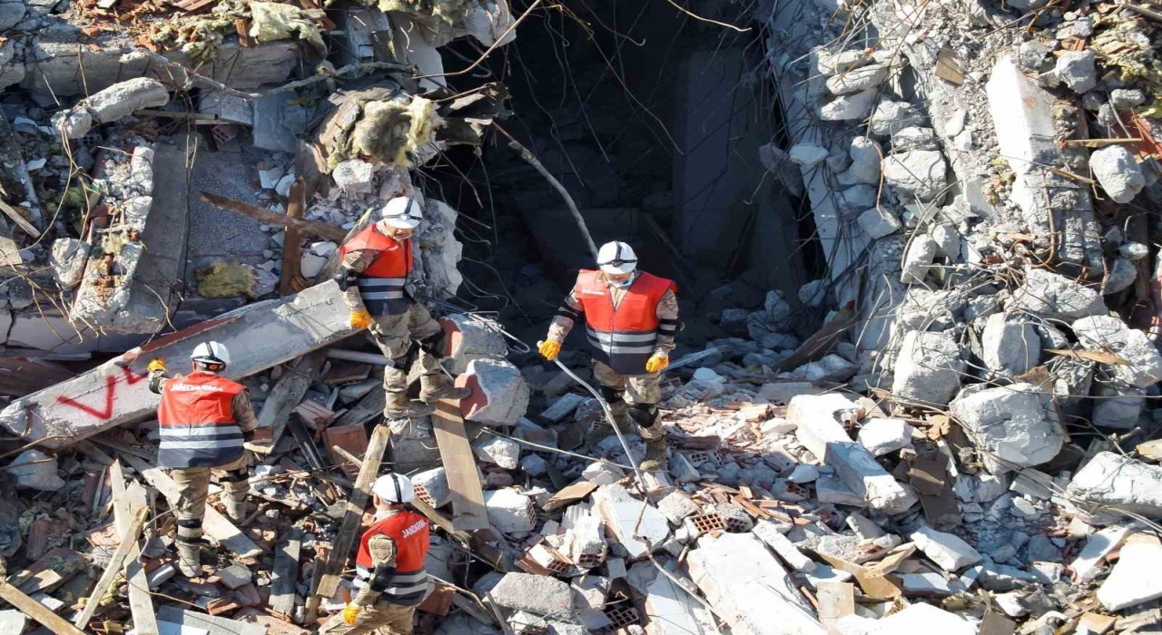 Balıkesirde deprem tatbikatı gerçeği aratmadı