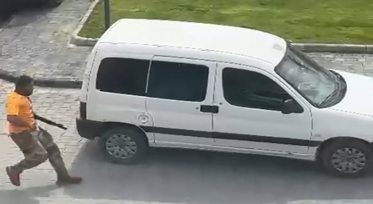 Balıkesirde hurdacıyı tüfekle vuran saldırganın kaçtığı anın görüntüleri ortaya çıktı